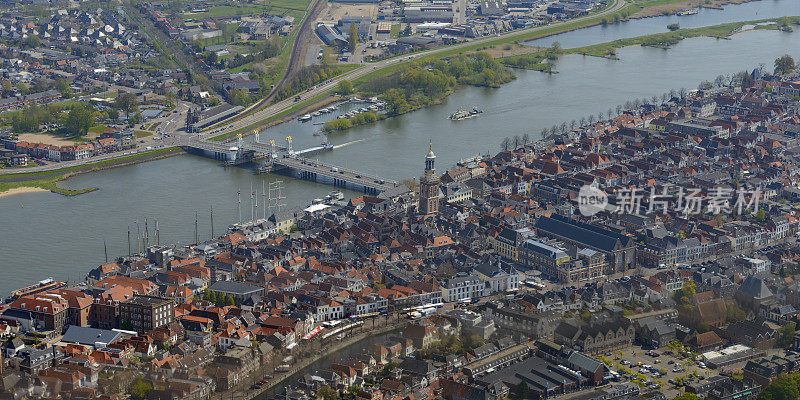 俯瞰位于荷兰Overijssel IJssel河上的Kampen